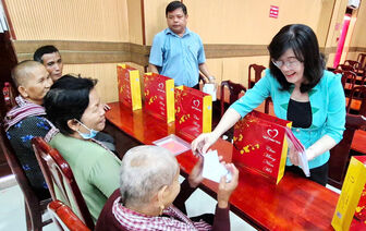 Quỹ Thiện Tâm tặng 600 phần quà tết tại hai xã Tri Tôn và Ba Chúc