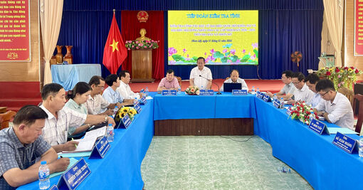 Giám đốc Sở Nội vụ tỉnh An Giang Nguyễn Hoàng Thông kiểm tra công tác chuẩn bị bầu cử tại xã Nhơn Mỹ