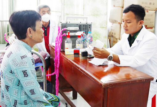 Hải đoàn Biên phòng 28 khám bệnh, cấp thuốc miễn phí và tặng quà tết cho người dân