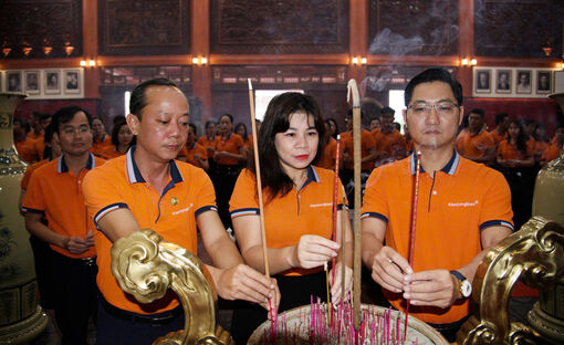 KienlongBank Chi nhánh Rạch Giá dâng hương tri ân các anh hùng, liệt sĩ, người có công
