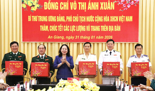 Phó Chủ tịch nước Võ Thị Ánh Xuân thăm, chúc tết lực lượng vũ trang trên địa bàn tỉnh An Giang