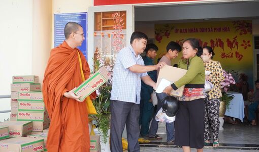 Tặng quà và khám bệnh miễn phí cho người dân xã Phú Hòa