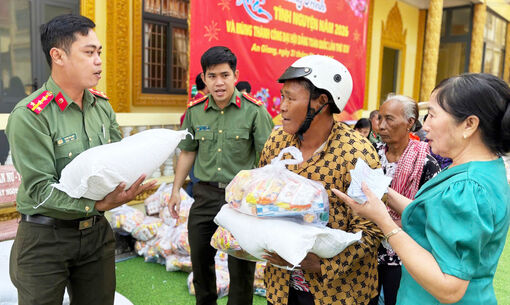 Tặng 300 phần quà tết cho người dân hai xã Mỹ Thuận và Kiên Lương