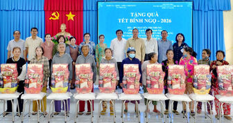 220 phần quà Tết cho người dân xã Vĩnh Gia