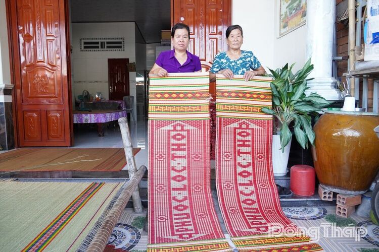 Người góp phần “giữ lửa” nghề dệt chiếu truyền thống