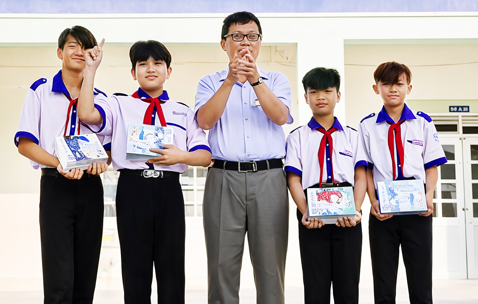 Biểu dương 4 học sinh nhặt iPhone 14 Pro Max trả lại người đánh rơi