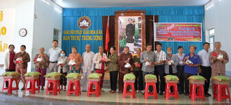 Trao 1.200 phần quà Tết cho hộ nghèo, cận nghèo, gia đình khó khăn