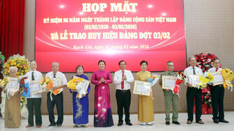 An Giang: Nhiều địa phương, đơn vị tổ chức lễ trao tặng Huy hiệu Đảng đợt 3/2