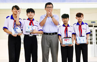 Biểu dương 4 học sinh nhặt iPhone 14 Pro Max trả lại người đánh rơi