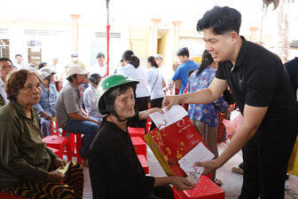 Quỹ Thiện Tâm - Tập đoàn Vingroup trao 300 phần quà cho người dân phường Vĩnh Thông