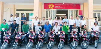 Trao “cần câu” cho người nghèo