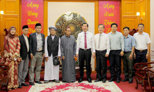 Ban Đại diện Cộng đồng Hồi giáo (Islam) tỉnh An Giang chúc tết UBND tỉnh