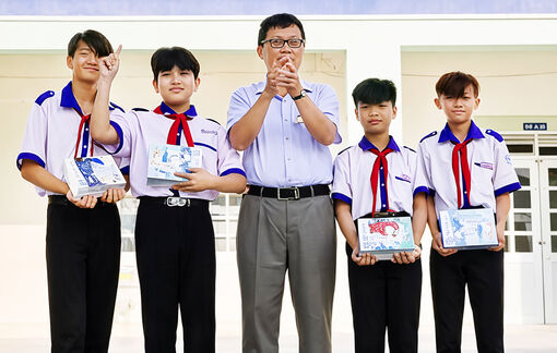 Biểu dương 4 học sinh nhặt iPhone 14 Pro Max trả lại người đánh rơi