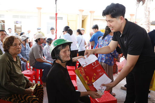 Quỹ Thiện Tâm - Tập đoàn Vingroup trao 300 phần quà cho người dân phường Vĩnh Thông