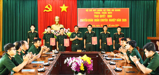 Trao quyết định tuyển chọn 6 quân nhân chuyên nghiệp