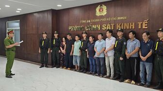 Khởi tố vụ án sản xuất xăng RON A95 giả