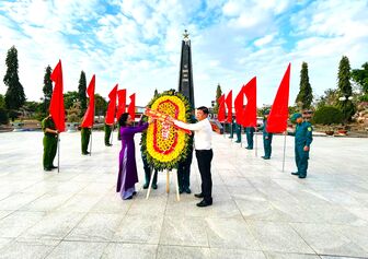 6 xã tổ chức lễ viếng Khu Di tích lịch sử cách mạng Cột Dây Thép và Nghĩa trang liệt sĩ