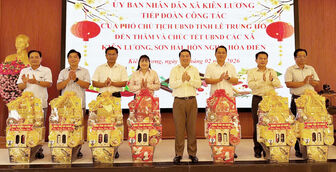 Phó Chủ tịch UBND tỉnh An Giang Lê Trung Hồ thăm, chúc tết các xã