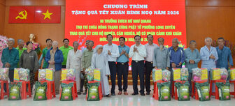 Tặng 200 suất quà Tết cho người dân xã Hòn Đất