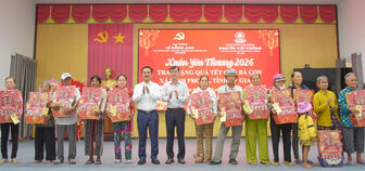 Công ty Cổ phần đầu tư Phú Cường tặng 300 phần quà tết tại xã Vĩnh Phong