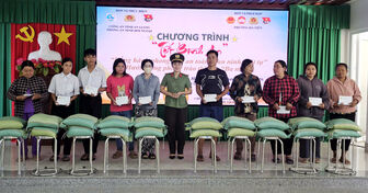 Tặng 60 phần quà tết cho người dân khu vực biên giới Hà Tiên