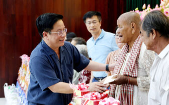 Chủ tịch UBND tỉnh An Giang Hồ Văn Mừng tặng quà tết tại 5 xã, phường