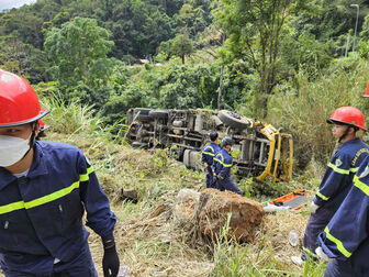 Xe tải lao xuống vực đèo Bảo Lộc, 2 người thương vong