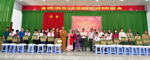 Tặng 100 phần quà Tết cho người dân xã Phú Lâm