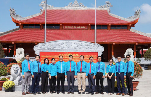 Liên đoàn Lao động tỉnh An Giang viếng Đền tưởng niệm Anh hùng, liệt sĩ và người có công