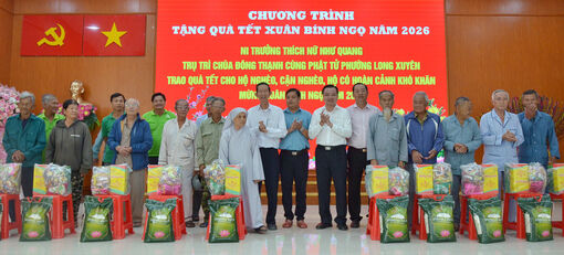 Tặng 200 suất quà Tết cho người dân xã Hòn Đất