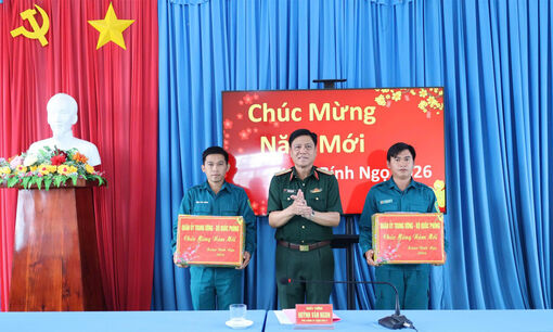 Bộ Tư lệnh Quân khu 9 chúc tết Ban Chỉ huy Quân sự ba xã, phường Tịnh Biên, Ba Chúc và Vĩnh Gia