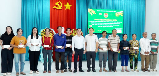 Trung ương Hội Nông dân Việt Nam tặng 50 phần quà tết tại An Giang