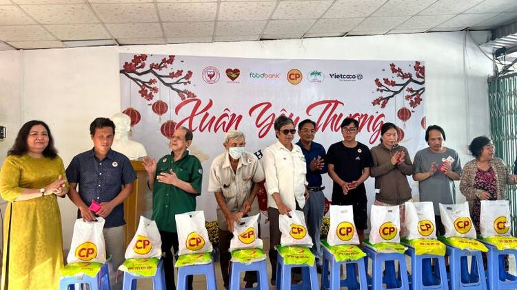 Tặng quà cho gia đình có hoàn cảnh khó khăn đón Tết