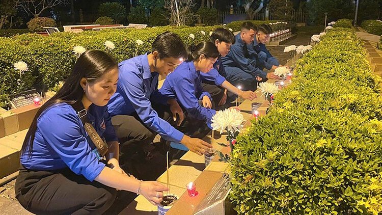 Tuổi trẻ Đồng Tháp thắp nến tri ân liệt sĩ