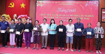 Thăm, tặng quà bệnh nhân khó khăn xã Khánh Bình đang điều trị tại Trung tâm Y tế An Phú