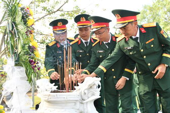 Bộ Chỉ huy Quân sự tỉnh An Giang dâng hương tại Khu Lưu niệm Lực lượng vũ trang tỉnh