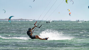 Vũ điệu của gió và những cánh diều rực rỡ trên biển Mỹ Hòa