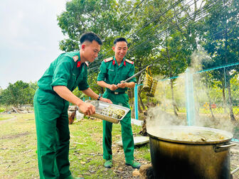 Xuân về, đỏ lửa nồi bánh tét nơi doanh trại
