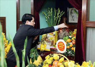 Chủ tịch nước Lương Cường dâng hương tưởng niệm Chủ tịch Hồ Chí Minh