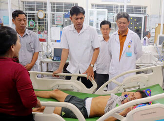 Thăm, tặng quà bệnh nhân khó khăn xã Khánh Bình đang điều trị tại Trung tâm Y tế An Phú