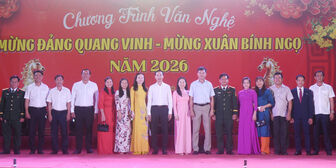 Phó Bí thư Thường trực Tỉnh ủy, Chủ tịch HĐND tỉnh Nguyễn Thanh Nhàn dự chương trình văn nghệ tại phường Hà Tiên