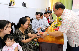 Thăm, tặng quà bệnh nhân khó khăn xã Khánh Bình đang điều trị tại Trung tâm Y tế An Phú