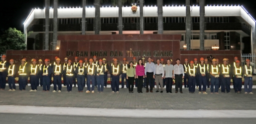 Lãnh đạo phường Long Xuyên thăm, tặng quà bệnh nhân và các lực lượng trực đêm giao thừa