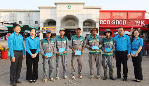 Liên đoàn Lao động tỉnh An Giang thăm, tặng quà đoàn viên, người lao động trực đêm giao thừa