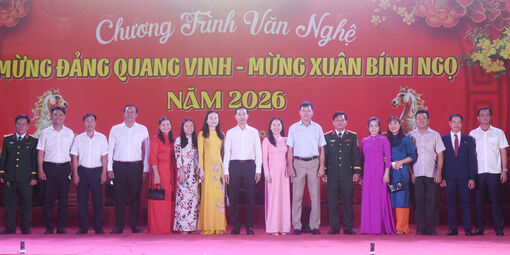 Phó Bí thư Thường trực Tỉnh ủy, Chủ tịch HĐND tỉnh Nguyễn Thanh Nhàn dự chương trình văn nghệ tại phường Hà Tiên