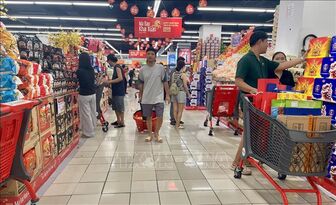 Thị trường hàng hoá ngày mùng 1 Tết: Hàng hoá dồi dào, giá cả ổn định