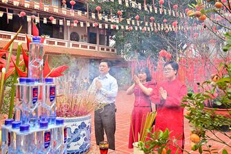 Đi lễ đền chùa cầu bình an