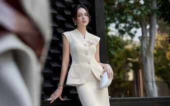 Phối áo khoác ngắn và váy dài đi chúc tết đầu năm