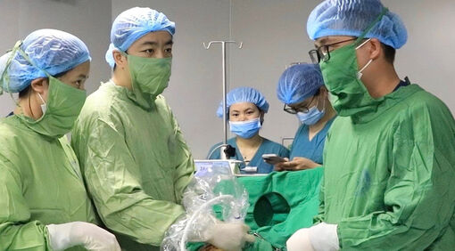 Dẫn lưu màng phổi bào thai, giúp thai 32 tuần thoát nguy cơ suy tim