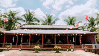 Ngôi chùa gỗ dừa độc đáo bên dòng Hàm Luông